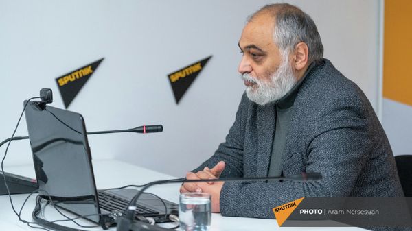 Пресс-конференция с участием Рубена Сафрастяна в мультимедийном пресс-центре Sputnik (27 декабря 2021). Еревaн - Sputnik Армения
