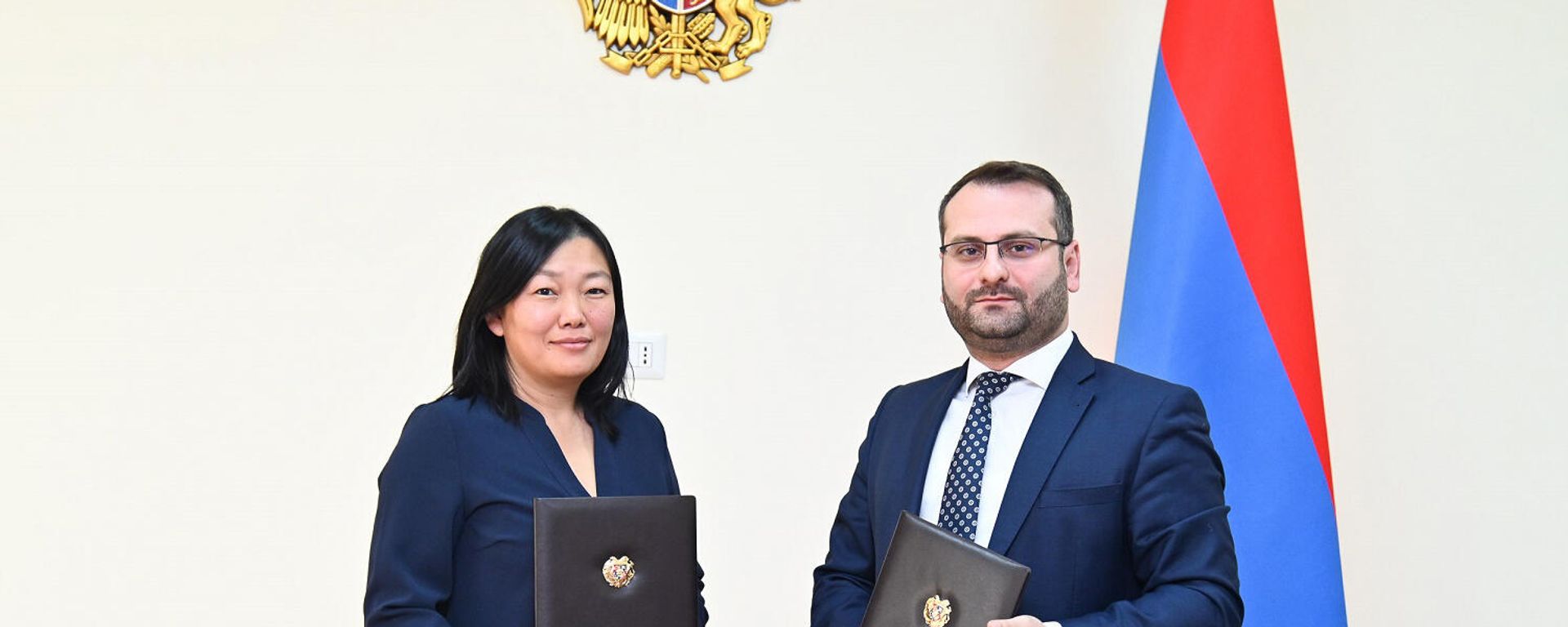 ՀայՓոստ ՓԲԸ գլխավոր տնօրեն Հայկ Կարապետյանը և Վայլդբերիզ ՍՊԸ հիմնադիր և գլխավոր տնօրեն Տատյանա Բակալչուկը ստորագրեցին հուշագիր:  (27 դեկտեմբերի, 2021թ). Երևան - Sputnik Արմենիա, 1920, 27.12.2021