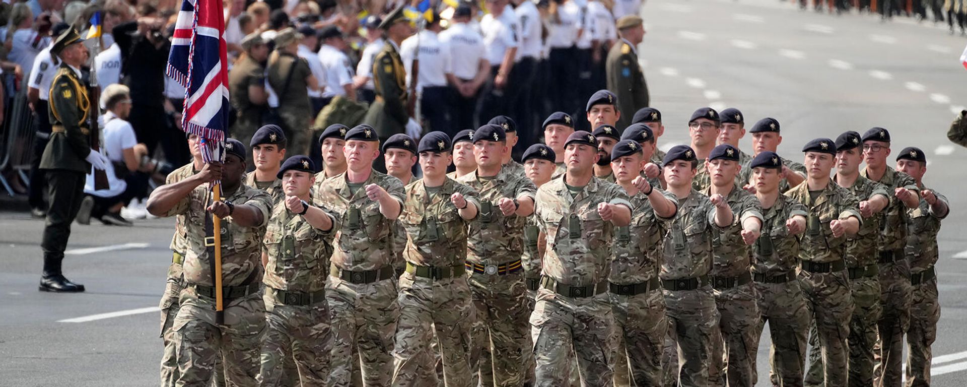 Британские солдаты маршируют по улице Крещатик во время военного парада в честь Дня Независимости Украины (24 августа 2021). Киев Британские солдаты маршируют по улице Крещатик во время военного парада в честь Дня Независимости Украины (24 августа 2021). Киев - Sputnik Армения, 1920, 25.01.2022