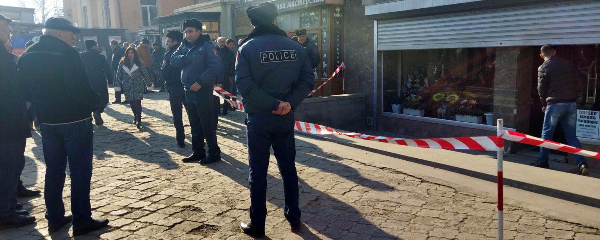 Сотрудники правоохранительных органов на месте убийства (28 декабря 2021). Гюмри - Sputnik Армения, 1920, 28.12.2021