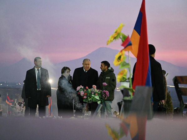 Արմեն Սարգսյանն ու Նունե Սարգսյանը «Եռաբլուր» զինվորական պանթեոնում (28 դեկտեմբերի, 2021թ). Երևան - Sputnik Արմենիա