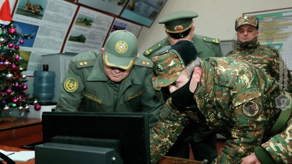 Начальник Генштаба ВС генерал-лейтенант Артак Давтян посетил одну из воинских частей ПВО  - Sputnik Армения