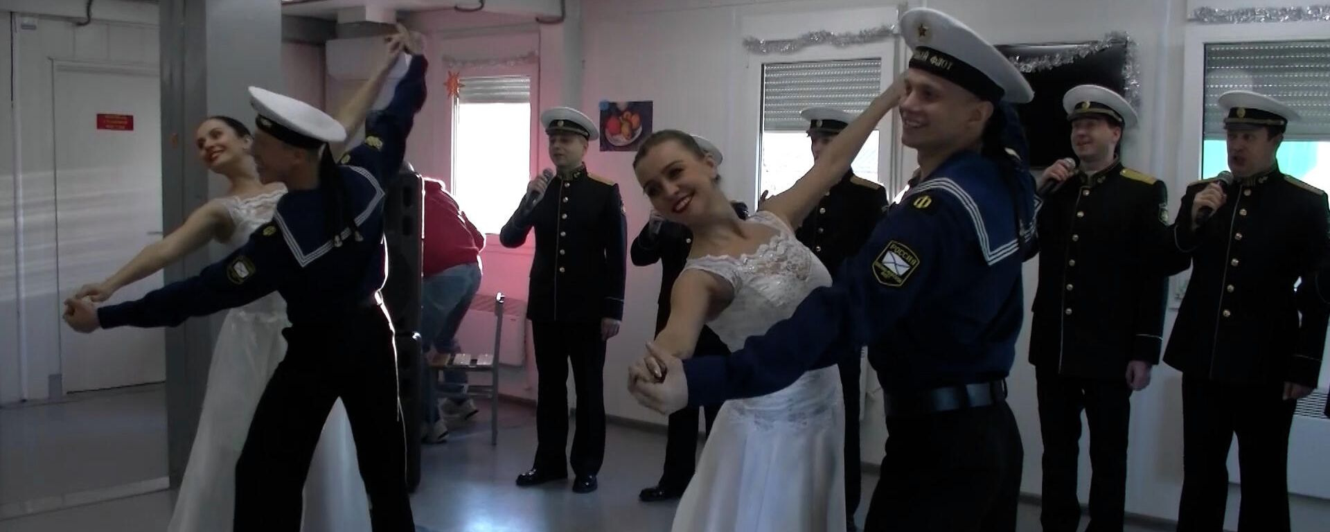 Артисты ансамбля Северного флота поздравили с Новым годом российских миротворцев в Нагорном Карабахе - Sputnik Արմենիա, 1920, 29.12.2021