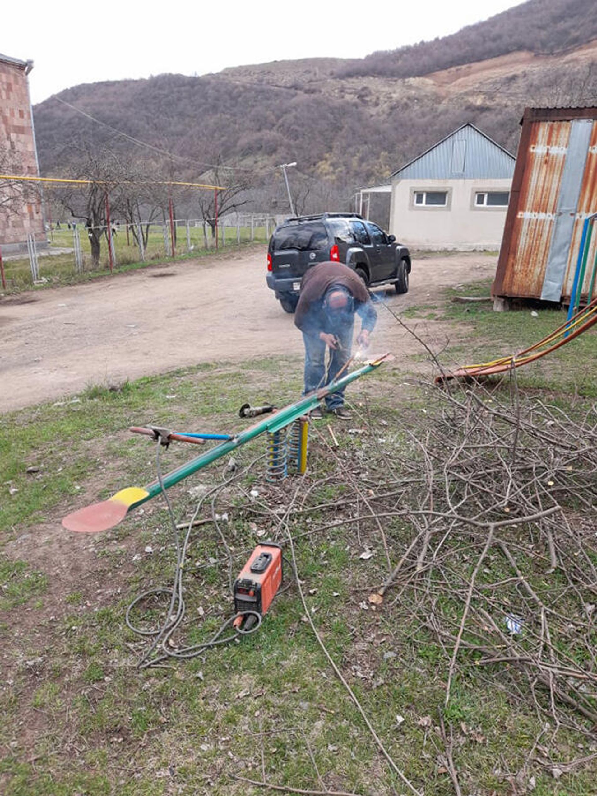 Շինարարը ճոճանակ է տեղադրում Բաղանիսում - Sputnik Արմենիա, 1920, 29.12.2021