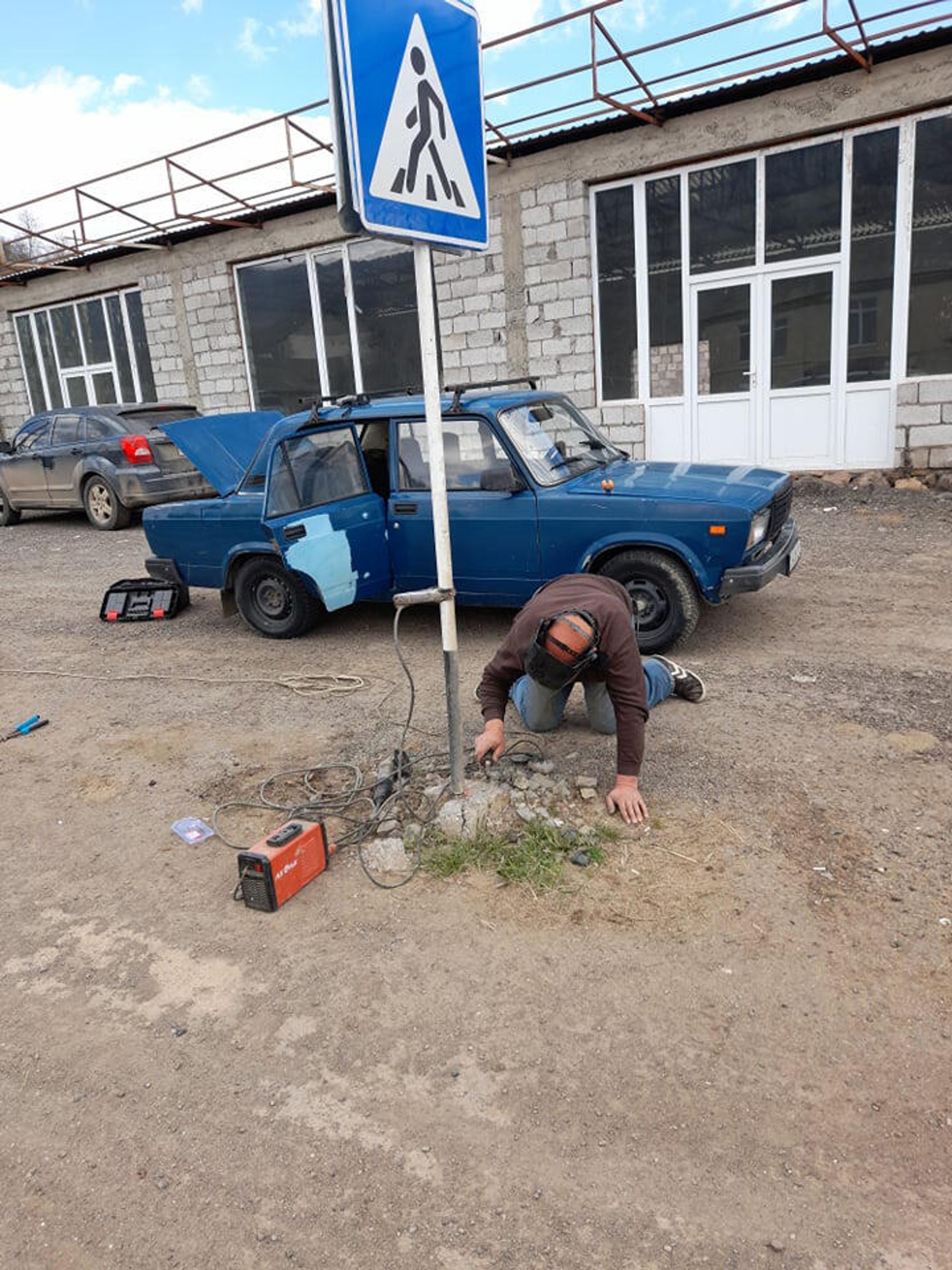 Շինարարը ճանապարհային նշան է տեղադրում Բաղանիսում - Sputnik Արմենիա, 1920, 29.12.2021