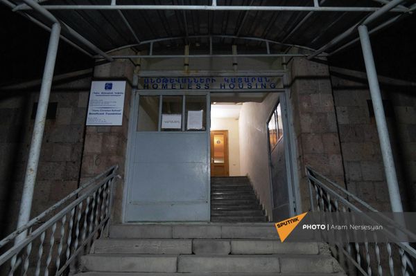 Երևանի անօթևանների կացարանի մուտքը - Sputnik Արմենիա