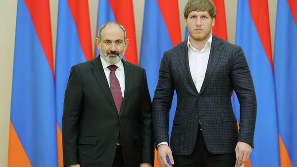 Премьер-министр Никол Пашинян и борец Артур Алексанян во время торжественной церемонии награждения лучших спортсменов 2021 - Sputnik Армения