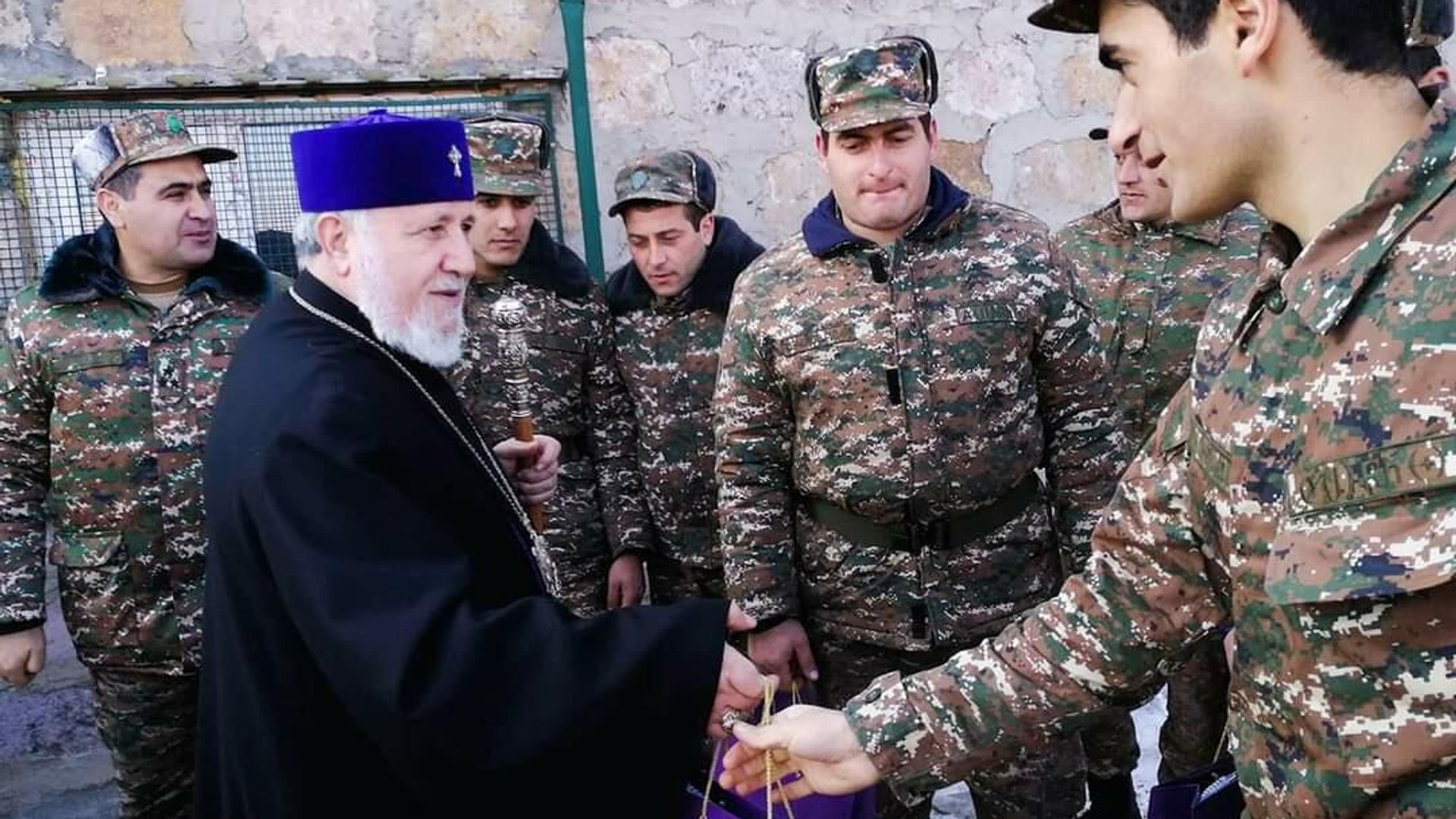 Ն.Ս. Օ. Տ. Տ. Գարեգին Բ Ծայրագույն Պատրիարք և Ամենայն Հայոց Կաթողիկոսը Ամանորի և Սուրբ Ծննդյան տոներին ընդառաջ այցելել է պետական սահմանին ծառայություն իրականացնող զինծառայողներին (31 դեկտեմբերի, 2021թ). Հայաստան Ն.Ս. Օ. Տ. Տ. Գարեգին Բ Ծայրագույն Պատրիարք և Ամենայն Հայոց Կաթողիկոսը Ամանորի և Սուրբ Ծննդյան տոներին ընդառաջ այցելել է պետական սահմանին ծառայություն իրականացնող զինծառայողներին (31 դեկտեմբերի, 2021թ). Հայաստան - Sputnik Արմենիա, 1920, 31.12.2021