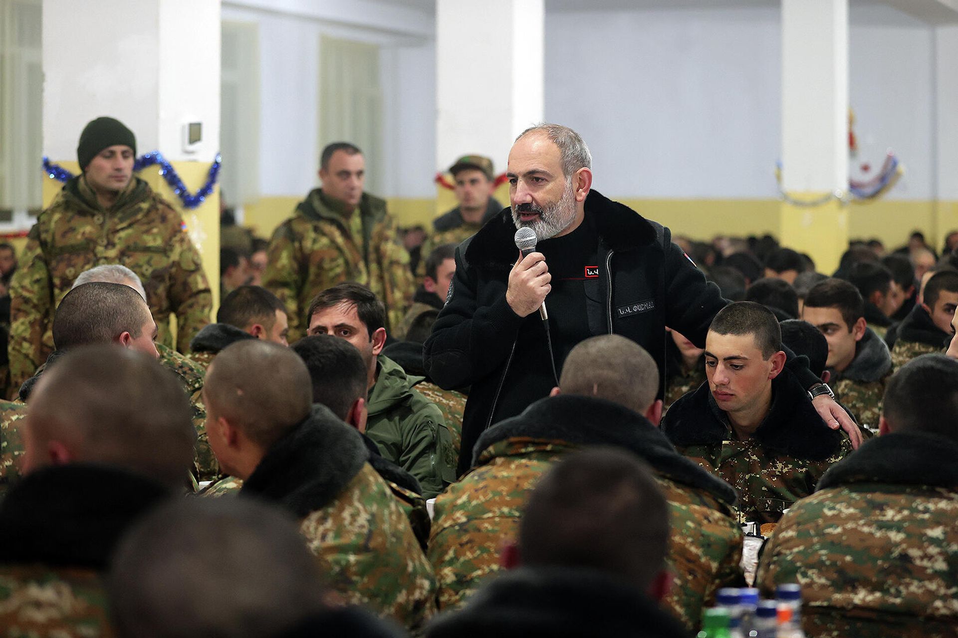 Накануне Нового года премьер-министр Никол Пашинян посетил военные позиции одной из воинских частей Минобороны - Sputnik Армения, 1920, 01.01.2022