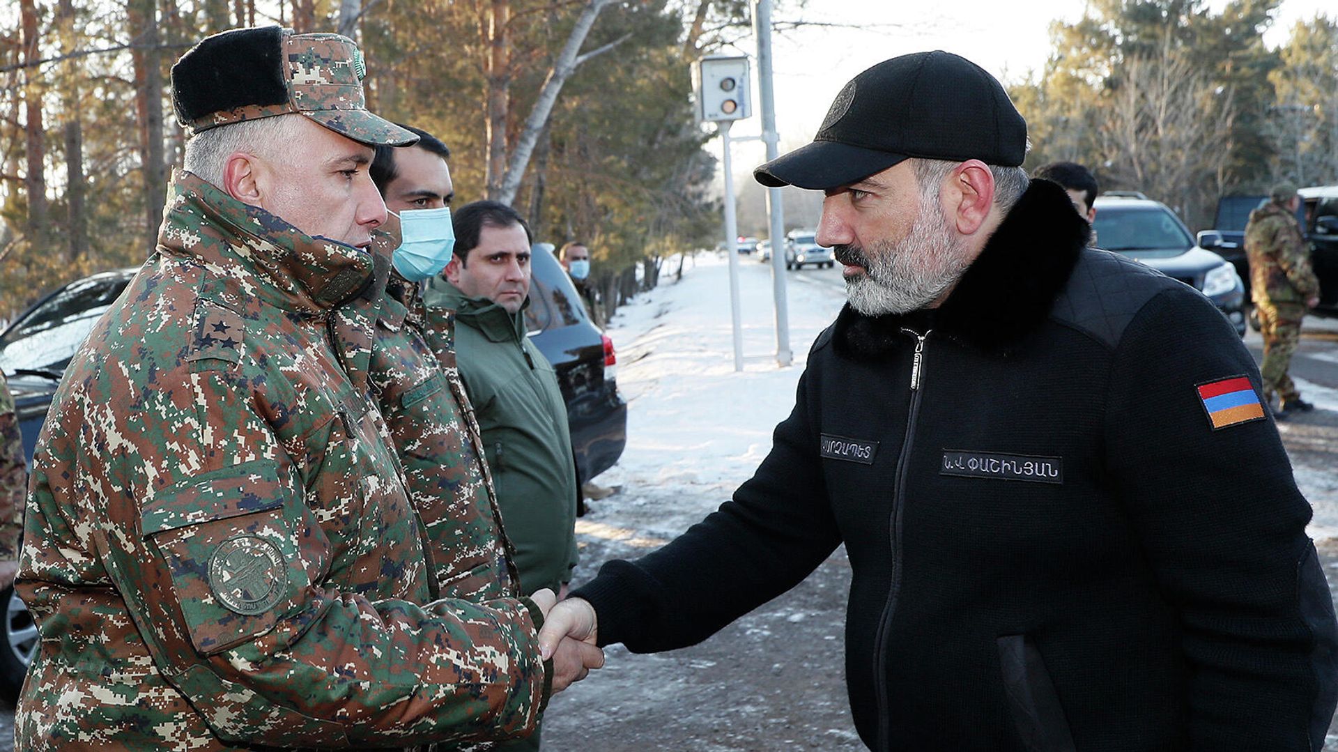 Накануне Нового года премьер-министр Никол Пашинян посетил военные позиции одной из воинских частей Минобороны - Sputnik Армения, 1920, 01.01.2022