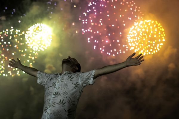 Новогодний фейерверк над пляжем Копакабана в Рио-де-Жанейро в ночь на 1 января 2022 года - Sputnik Армения