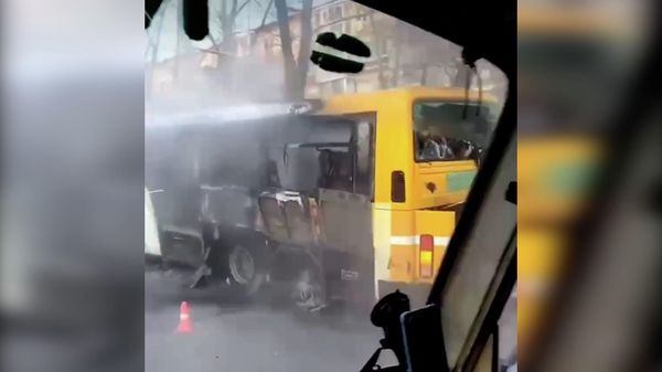 В Хабаровске загорелся маршрутный автобус, 22 пассажира эвакуировались - Sputnik Армения