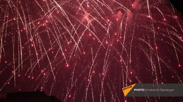 Праздничный фейерверк во время открытия Yerevan Skate park (15 ноября 2021). Еревaн - Sputnik Армения