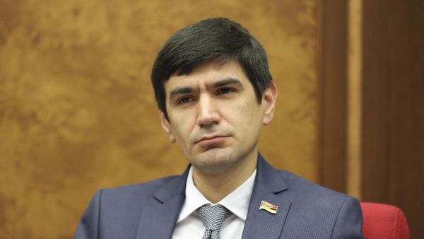 Депутат правящей фракции Гражданский договор Сергей Мовсисян на очередном заседании Парламента (5 октября 2021). Еревaн - Sputnik Армения