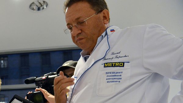 Президент Ассоциации кулинаров России Виктор Беляев во время международного кулинарного турнира поваров-юниоров (22 августа 2012). Москвa - Sputnik Армения
