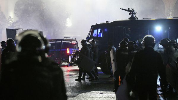 Казахстанские правоохранительные органы на площади во время акции протеста против повышения стоимости сжиженного нефтяного газа (5 января 2022). Алматы - Sputnik Армения