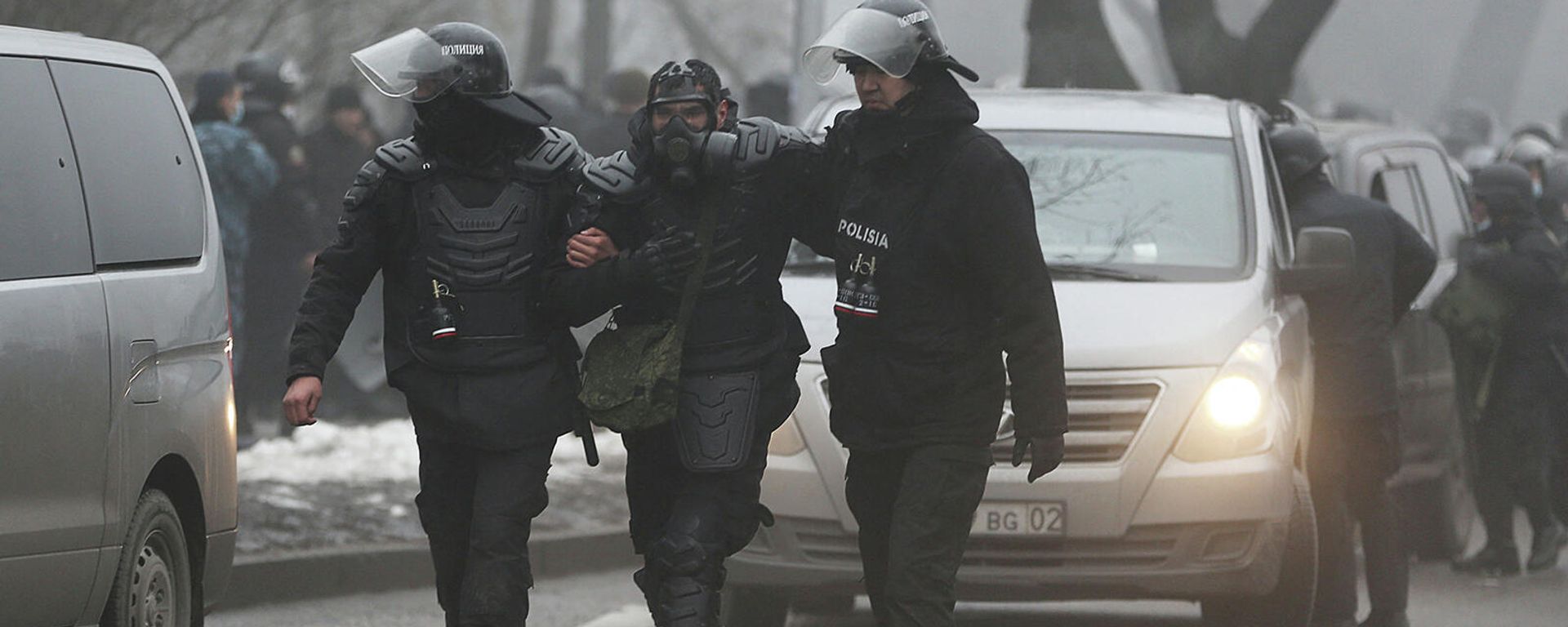 Сотруднику казахстанских правоохранительных органов оказывают помощь во время акции протеста, вызванной повышением цен на топливо (5 января 2022). Алматы - Sputnik Армения, 1920, 05.01.2022