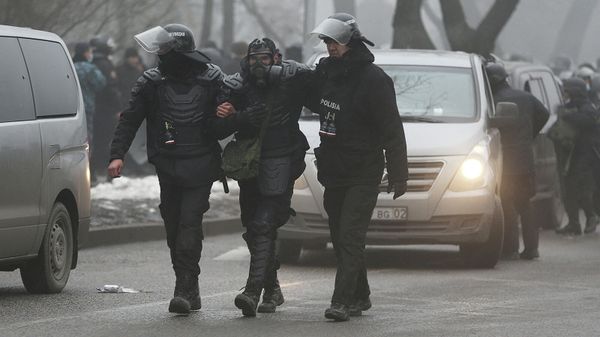 Сотруднику казахстанских правоохранительных органов оказывают помощь во время акции протеста, вызванной повышением цен на топливо (5 января 2022). Алматы - Sputnik Армения
