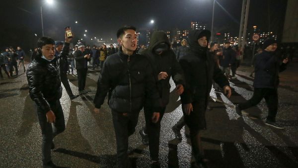 Демонстранты идут по улице во время акции протеста, вызванной повышением цен на топливо в Алматы - Sputnik Արմենիա