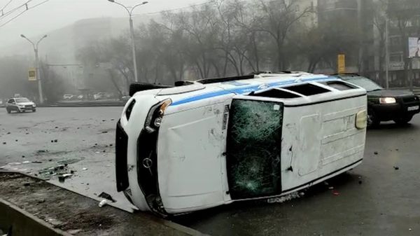 Перевернутая машина на улице в Алма-Ате - Sputnik Արմենիա