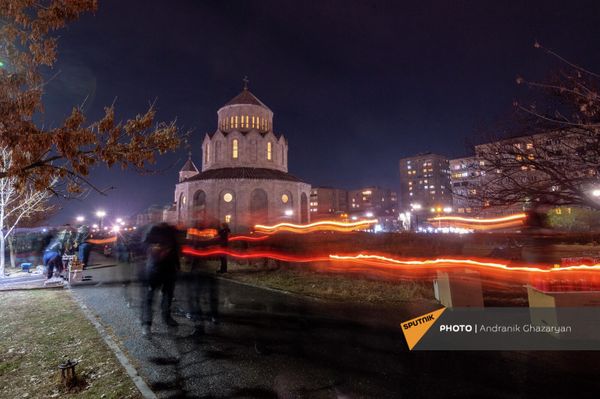 Церковь святой Троицы в Ереване во время праздника Чрагалуйс - Sputnik Армения