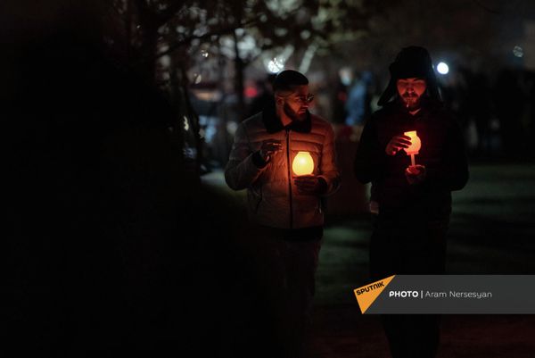Мужчины с лампадами Чрагалуйса (5 января 2022). Еревaн - Sputnik Армения