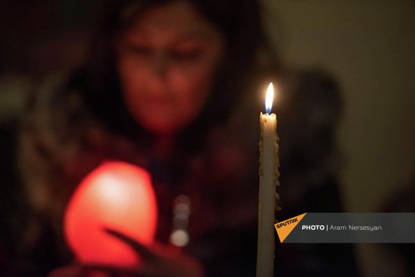 Прихожанка церкви святой Троицы во время литургии Чрагалуйса (5 января 2022). Еревaн - Sputnik Армения