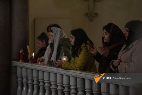 Прихожане церкви святой Троицы во время литургии Чрагалуйса (5 января 2022). Еревaн - Sputnik Армения