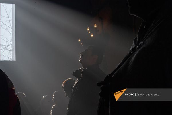 Прихожане в церкви Зоравор Сурб Аствацацин - Sputnik Армения