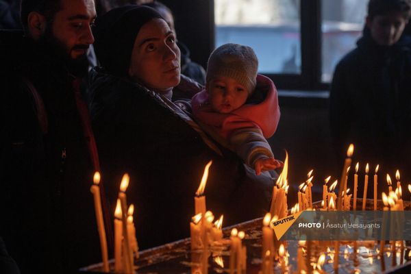 Прихожане ставят свечи во время Рождественской литургии в церкви Зоравор Сурб Аствацацин - Sputnik Армения