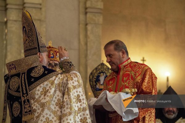 Католикос Гарегин Второй и Давид Амалян во время Рождественской литургии в церкви Сурб Григор Лусаворич - Sputnik Армения