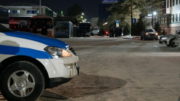 Военнослужащие Национальной гвардии Казахстана дежурят на одной из улиц (5 января 2022). Нур-Султан - Sputnik Армения