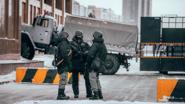 Сотрудники силовых структур дежурят на одной из улиц в Нур-Султане (6 января 2022). Казахстан - Sputnik Армения