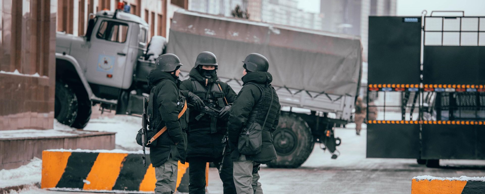 Сотрудники силовых структур дежурят на одной из улиц в Нур-Султане (6 января 2022). Казахстан - Sputnik Армения, 1920, 06.01.2022