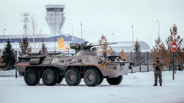 Сотрудники силовых структур дежурят на одной из улиц, недалеко от аэропорта Нурсултан Назарбаев (6 января 2022). Казахстан - Sputnik Армения