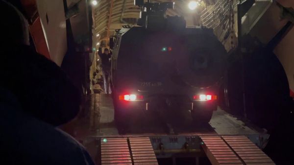 Выгрузка личного состава и военной техники из состава миротворческих сил ОДКБ на аэродроме в Казахстане - Sputnik Армения