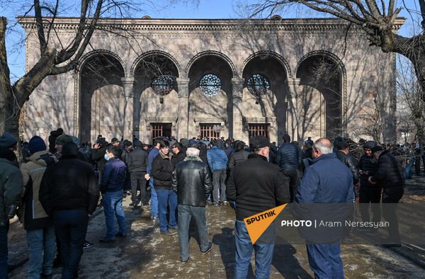 Выборы главы общины в Паракаре, которым помешало ложное сообщение о взрывном устройстве, установленном в доме культуры. - Sputnik Армения