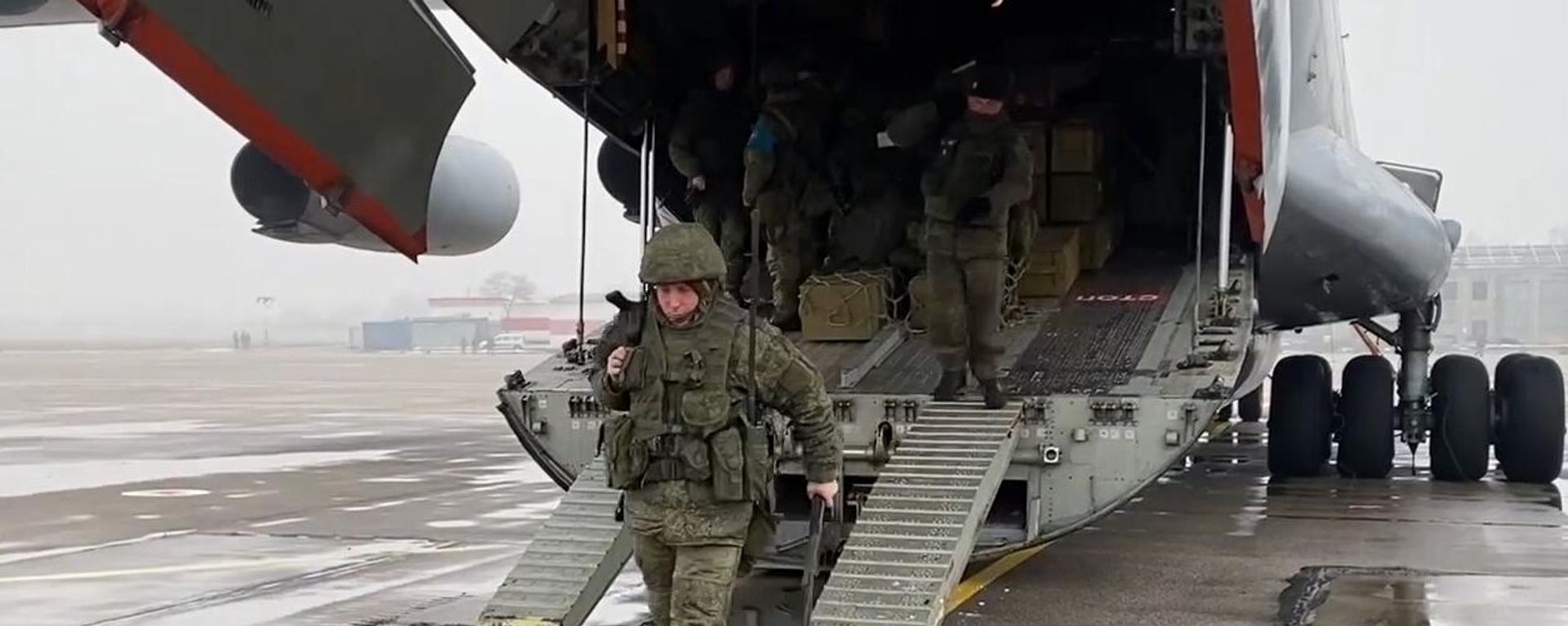 Прибытие российских подразделений из состава миротворческих сил ОДКБ в Казахстан - Sputnik Армения, 1920, 11.01.2022
