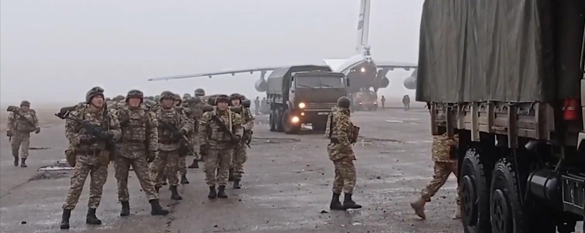 Военнослужащие армии Киргизии из состава миротворческих сил ОДКБ перед отправкой в Казахстан - Sputnik Армения, 1920, 10.01.2022