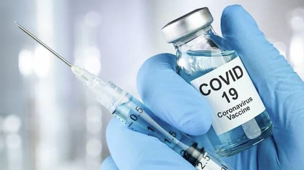 Врач держит шприц и пробирку с вакциной от Covid-19 - Sputnik Армения
