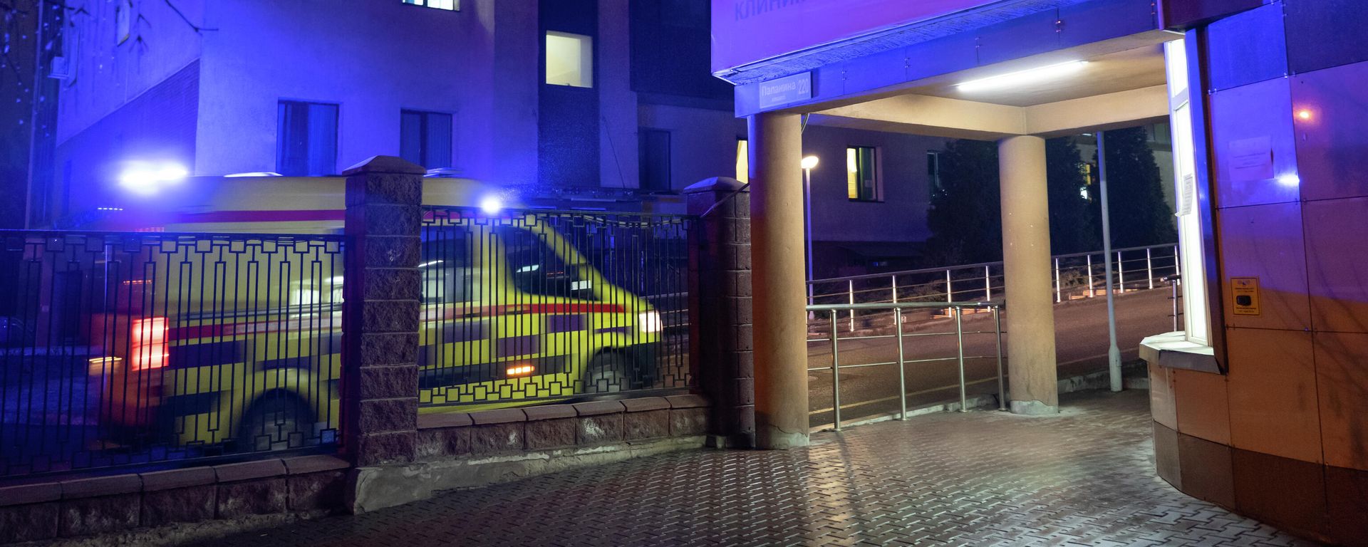 Автомобиль скорой помощи возле Городской клинической больницы города Алматы - Sputnik Армения, 1920, 09.01.2022