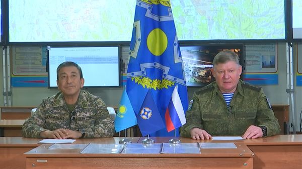 Брифинг командующего коллективными миротворческими силами ОДКБ в РК генерал-полковника Андрея Сердюкова и замминистра обороны РК генерал-лейтенанта Султана Гамалетдинова - Sputnik Армения