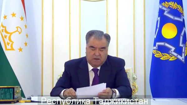 Президент Таджикистана Эмомали Рахмон на онлайн-заседании глав государств - участниц ОДКБ (10 января 2022). Душанбе - Sputnik Армения