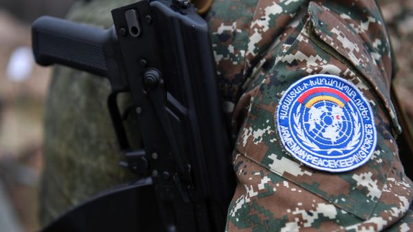 Армянский миротворец во время отработки сопровождения гуманитарной помощи в рамках миротворческих учений стран ОДКБ Нерушимое братство - 2021 (8 сентября 2021). Татарстан - Sputnik Армения