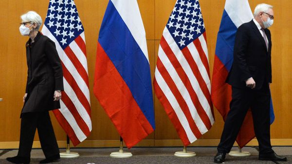 Замминистра иностранных дел РФ Сергей Рябков и первый заместитель госсекретаря США Уэнди Шерман во время двусторонних переговоров по безопасности между США и Россией (10 января 2022). Женева - Sputnik Армения