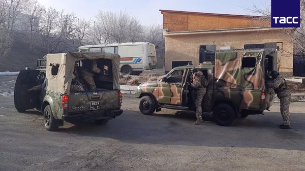 Военнослужащие миротворческого контингента ВС Армении на охране насосной станции водоканала Дружба в городе Алма-Ата. - Sputnik Армения