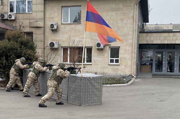Военнослужащие Армении из состава контингента миротворческих сил ОДКБ, охраняющие территорию хлебного комбината "Аксай" в Алматы. - Sputnik Армения