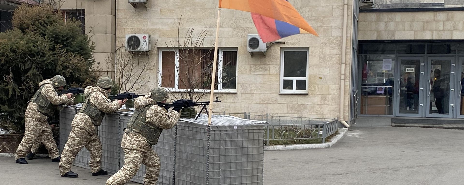 Հայ խաղաղապահները Ալմաթիի «Աքսայ» հացի գործարանի տարածքում - Sputnik Արմենիա, 1920, 16.01.2022