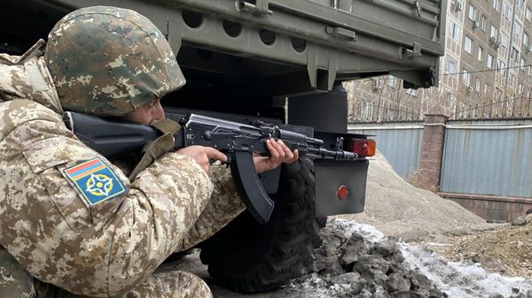 Военнослужащий Армении из состава контингента миротворческих сил ОДКБ, охраняющий территорию хлебного комбината Аксай в Алма-Ате - Sputnik Армения