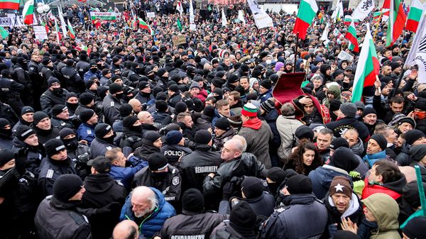 Потасовка протестующих с полицией во время митинга политической партии Возрождение против правительственных мер по сдерживанию распространения коронавируса (12 января 2022). София - Sputnik Армения
